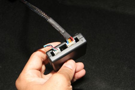 A caixa de controle do controlador de acelerador eletrônico pode coletar o fio do display e do arnês do pedal.